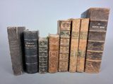 plusieurs vieux livres sont alignés sur une table