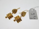 deux paires de boucles d'oreilles dorées ornées de feuilles