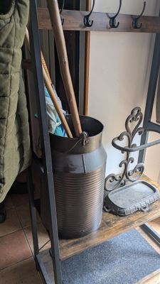 une image représentant une échelle sur laquelle sont posés un seau et des balais