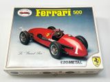 une boîte contenant un modèle de voiture de course