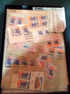 une photo d'une photo d'une collection de timbres exposée