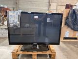 un téléviseur à écran plat posé sur une palette dans un entrepôt