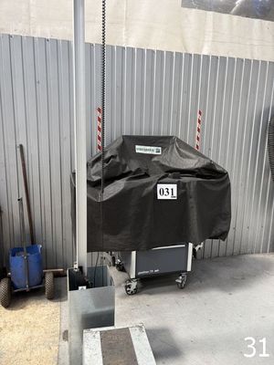 un chariot recouvert d'une housse dans un entrepôt
