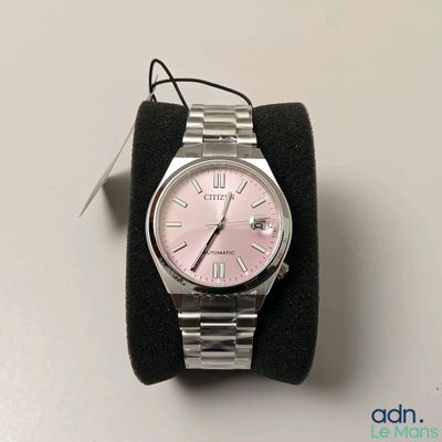 une montre en argent avec un cadran rose