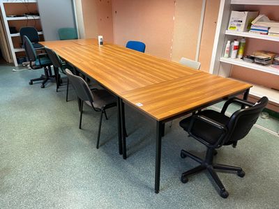 Suite de 5 tables piètement en métal.