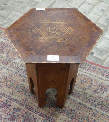 une petite table décorée d'un motif, posée sur un tapis