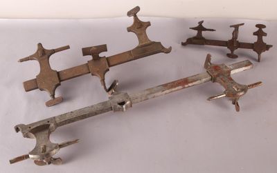 un grand nombre d'outils posés sur une table