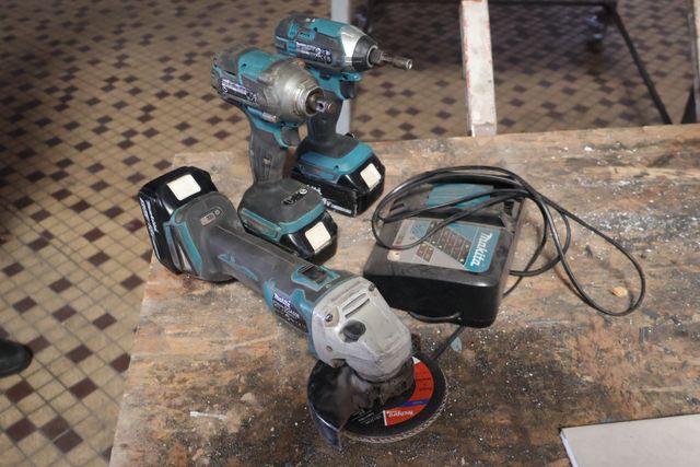 MAKITA – Lot comprenant 1 visseuse, 1 boulonneuse et 1 meuleuse a...