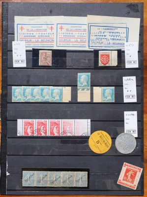 une photo d'une collection de timbres exposée sur une table