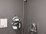 une salle de bains équipée de toilettes et d'une douche murale