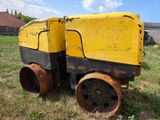 un train jaune et noir qui est à l'arrêt dans l'herbe