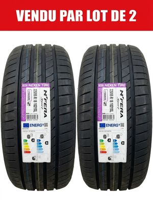 une paire de pneus portant des étiquettes, en vente, sur fond blanc