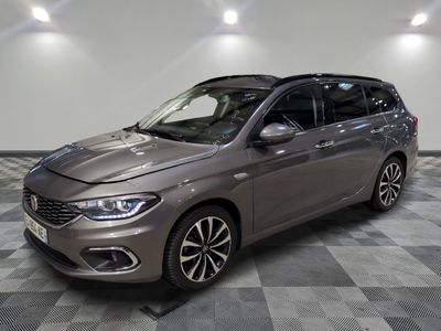 la photo d'une voiture grise garée dans un garage