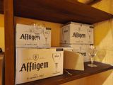 Plusieurs caisses de bière sont posées sur une étagère dans une pièce