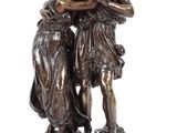 statue en bronze représentant deux femmes s'étreignant, posée sur un socle en marbre