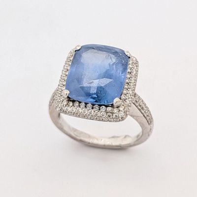 une image d'une bague en saphir bleu et diamant sur fond blanc