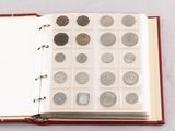 un livre dans lequel se trouvent plein de pièces de monnaie