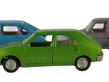 quatre petites voitures miniatures alignées en rang