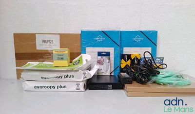 de nombreuses boîtes contenant du matériel électronique posées sur une table