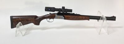 un fusil équipé d'une lunette de visée fixée sur le côté, posé sur un support transparent