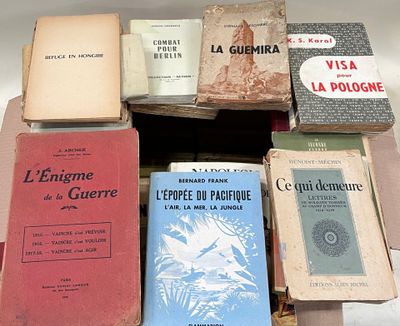 plusieurs livres sont empilés sur une table