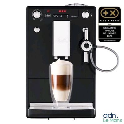 une image d'une machine à café avec une tasse de café