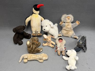 Lot de peluches anciennes, souvenirs de voyage