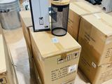 de nombreux cartons empilés sur le sol