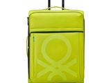 une valise jaune avec un motif dessus