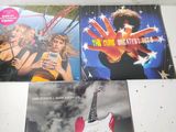 deux CD posés sur la table, avec une guitare devant eux