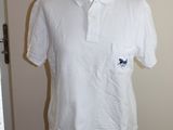 une photo d'un polo blanc sur un mannequin