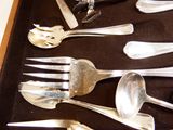 un lot de cuillères et fourchettes en argent dans une boîte