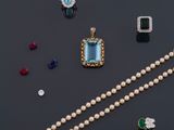 un assortiment de bijoux comprenant un collier, une bague et des boucles d'oreilles