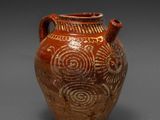 une image représentant un vase marron orné de motifs