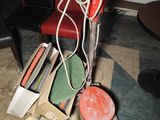 une photo d'une chaise rouge et d'une polisseuse de sol rouge