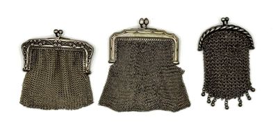 trois porte-monnaie anciens en métal argenté avec des chaînes, sur fond blanc