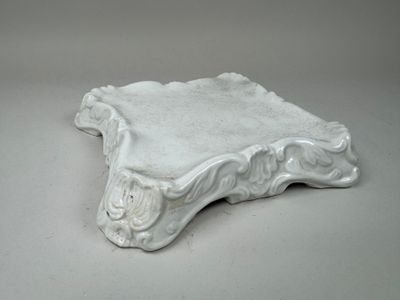 une assiette blanche décorée, posée sur une table