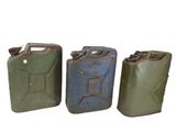 trois jerrycans sont alignés les uns à côté des autres sur une surface blanche