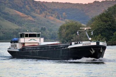 un bateau qui descend le fleuve