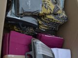 une boîte en carton remplie de nombreux types de bagages différents