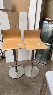 Ensemble de deux tabourets de comptoir monocoque en stratifi…