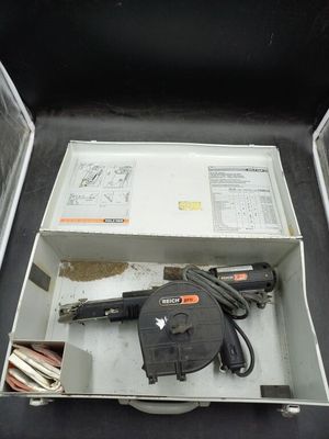 une boîte contenant une perceuse et d'autres outils