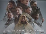affiche de film représentant un homme barbu vêtu d'un sweat à capuche