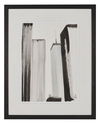 photographie en noir et blanc représentant deux grands immeubles dans une ville