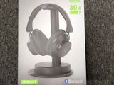 une image représentant une boîte sur laquelle est posé un casque audio