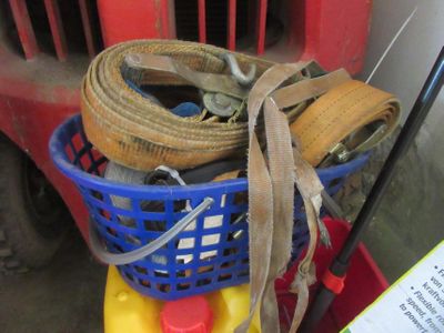un panier contenant un tuyau et d'autres objets