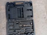 une photo d'une trousse à outils posée par terre