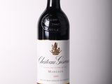 la bouteille de vin rouge est posée sur la table