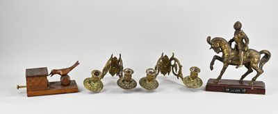 quatre statues en bronze représentant un homme à cheval et un homme à cheval