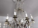 un lustre suspendu au plafond de la pièce